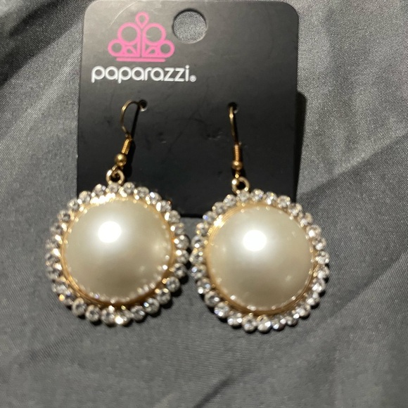 Paparazzi White and Gold Dangle Earrings with Pearl Center - Picture 1 of 1